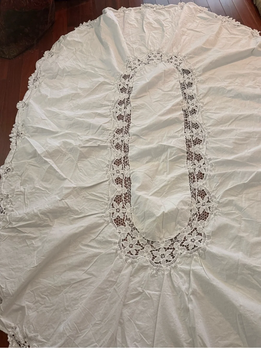 Lace Embroidered Table Cloth White Oval 90 In By 32 In lace Border W Lace Inset